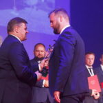 06.09.2019 Kielce. Targi Kielce. Międzynarodowy Salon Przemysłu Obronnego. Wiceminister obrony Wojciech Skurkiewicz, generał brygady Karol Dymanowski i prezes Targów Andrzej Mochoń wręczyli nagrody DEFENDER / Jarosław Kubalski / Radio Kielce