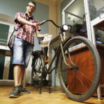 06.09.2019 Kielce. WDK. Wystawa kolekcjonerska na 80. rocznicę wybuchu II wojny światowej. Marcin Bolforski i jego rower z 1939 roku / Jarosław Kubalski / Radio Kielce