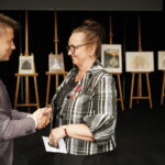 12.09.2019 Kielce. Mała scena KCK. 35 lecie Kieleckiego Oddziału Związku Literatów Polskich. Wicewojewoda Bartłomiej Dorywalski odznacza Anne Błachucką złotym Krzyżem Zasługi / Jarosław Kubalski / Radio Kielce