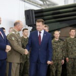 19.09.2019 Skarżysko - Kamienna. Podpisanie umowy  na dostawę dla wojska pocisków rakietowych Feniks. Prezes PGZ Witold Słowik,  gen. bryg. Dariusz Pluta i szef MON Mariusz Błaszczak / Jarosław Kubalski / Radio Kielce