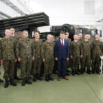 19.09.2019 Skarżysko - Kamienna. Podpisanie umowy  na dostawę dla wojska pocisków rakietowych Feniks. Minister Obrony Narodowej Mariusz Błaszczak i żołnierze / Jarosław Kubalski / Radio Kielce