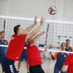 25.09.2019 Kielce. Europejski Dzień Sportu. Mecz pomiędzy zespołami Kuratorium Oświaty w Kielcach i Urzędu Marszałkowskiego Województwa Świętokrzyskiego w hali sportowej VI LO / Jarosław Kubalski / Radio Kielce