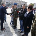 27.09.2019 Kielce. Ślubowanie klas mundurowych ZDZ. Senator Krzysztof Słoń wręcza wyróżnienia dla uczniów / Jarosław Kubalski / Radio Kielce