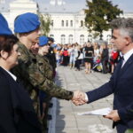 27.09.2019 Kielce. Ślubowanie klas mundurowych ZDZ. Senator Krzysztof Słoń wręcza wyróżnienia dla uczniów / Jarosław Kubalski / Radio Kielce