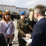 27.09.2019 Kielce. Ślubowanie klas mundurowych ZDZ. Senator Krzysztof Słoń wręcza wyróżnienia dla uczniów / Jarosław Kubalski / Radio Kielce