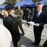 27.09.2019 Kielce. Ślubowanie klas mundurowych ZDZ. Senator Krzysztof Słoń wręcza wyróżnienia dla uczniów / Jarosław Kubalski / Radio Kielce