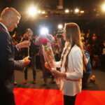 30.09.2019 Kielce. Mała scena KCK. Prezydent Bogdan Wenta wręczył nagrody "Nadzieje Kielc". Statuetkę odebrała Małgorzata Kałuża / Jarosław Kubalski / Radio Kielce