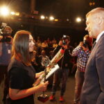 30.09.2019 Kielce. Mała scena KCK. Prezydent Bogdan Wenta wręczył nagrody "Nadzieje Kielc". Statuetkę odebrała Dominika Nathali / Jarosław Kubalski / Radio Kielce