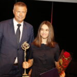 30.09.2019 Kielce. Mała scena KCK. Prezydent Bogdan Wenta wręczył nagrody "Nadzieje Kielc". Statuetkę odebrała Dominika Nathali / Jarosław Kubalski / Radio Kielce