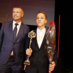 30.09.2019 Kielce. Mała scena KCK. Prezydent Bogdan Wenta wręczył nagrody "Nadzieje Kielc". Statuetkę odebrał Bartosz Prętnik / Jarosław Kubalski / Radio Kielce