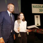 30.09.2019 Kielce. Mała scena KCK. Prezydent Bogdan Wenta wręczył nagrody "Nadzieje Kielc". Statuetkę odebrała Natalia Topolska / Jarosław Kubalski / Radio Kielce