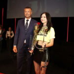 30.09.2019 Kielce. Mała scena KCK. Prezydent Bogdan Wenta wręczył nagrody "Nadzieje Kielc". Statuetkę odebrała Justyna Zinin / Jarosław Kubalski / Radio Kielce