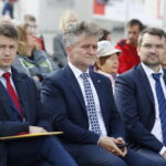 30.09.2019 Kielce.Wzgórze Zamkowe. Podsumowanie Międzyszkolnego Projektu Edukacyjnego pod tytułem „Tragizm wojny i okupacji” i otwarcie wystawy „Kielecki Wrzesień 1939 r.”. Wicewojewoda Bartłomiej Dorywalski, senator Krzysztof Słoń i zastępca prezydenta Kielc Marcin Różycki / Jarosław Kubalski / Radio Kielce