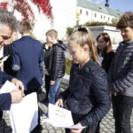 30.09.2019 Kielce.Wzgórze Zamkowe. Podsumowanie Międzyszkolnego Projektu Edukacyjnego pod tytułem „Tragizm wojny i okupacji” i otwarcie wystawy „Kielecki Wrzesień 1939 r.” Z lewej senator Krzysztof ,Słoń / Jarosław Kubalski / Radio Kielce