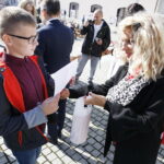 30.09.2019 Kielce.Wzgórze Zamkowe. Podsumowanie Międzyszkolnego Projektu Edukacyjnego pod tytułem „Tragizm wojny i okupacji” i otwarcie wystawy „Kielecki Wrzesień 1939 r.”. Z prawej sekretarz redakcji Radia Kielce Renata Morąg / Jarosław Kubalski / Radio Kielce