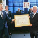 Wiślica. Uroczysta XV Nadzwyczajna Sesja Rady Miejskiej w Wiślicy - wręczenie tytułu Honorowego Obywatela Miasta Wiślica posłowi Krzysztofowi Lipcowi. Na zdjęciu: Jarosław Jaworski - burmistrz Miasta i Gminy Wiślica oraz Krzysztof Lipiec / Jarosław Kubalski / Radio Kielce