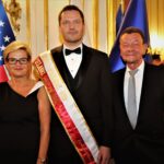 Darek Barcikowski z rodziną podczas szarfowania na tegorocznego Wielkiego Marszalka 82. Parady Pułaskiego. / Wojciech Maslanka – Nowy Dziennik