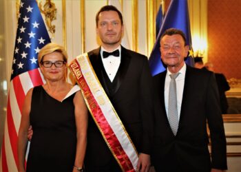 Darek Barcikowski z rodziną podczas szarfowania na tegorocznego Wielkiego Marszalka 82. Parady Pułaskiego. / Wojciech Maslanka – Nowy Dziennik