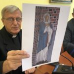 Ks. Zygmunt Gil prezentuje zdjęcie XV wiecznej figury Matki Boskiej Bolesnej poddawanej konserwacji / Grażyna Szlęzak-Wójcik / Radio Kielce