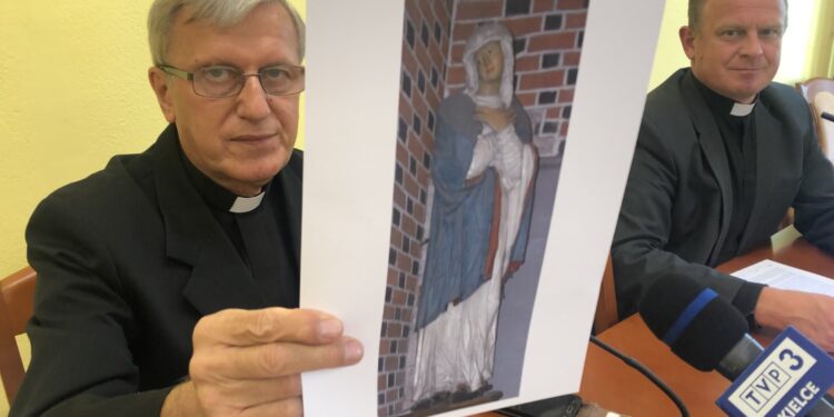 Ks. Zygmunt Gil prezentuje zdjęcie XV wiecznej figury Matki Boskiej Bolesnej poddawanej konserwacji / Grażyna Szlęzak-Wójcik / Radio Kielce