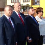 01.09.2019. Kunów. Obchody 80. rocznicy wybuchu II wojny światowej. Na zdjęciu (od lewej): Jarosław Rusiecki - senator, Lech Łodej - burmistrz Kunowa, Andrzej Kryj - poseł / Emilia Sitarska / Radio Kielce