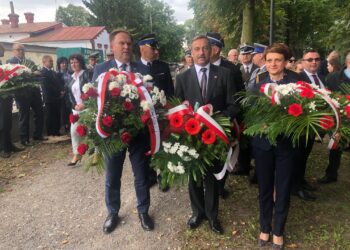 17.09.2019 Staszów. Uroczystości patriotyczne. Na zdjęciu od lewej poseł Marek Kwitek, wiceprzewodniczący sejmiku województwa świętokrzyskiego Marek Strzała, doradca wojewody świętokrzyskiego Anna Paluch / Grażyna Szlęzak-Wójcik / Radio Kielce