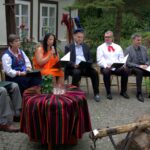 07.09.2019. Kielce. Narodowe Czytanie 2019 w Dworku Laszczyków. Na zdjęciu (od lewej): Janusz Buczkowski - artysta fotografik, Jadwiga Betka - zespół "Kowalanki", Magdalena Kusztal - dyrektor Departamentu Kultury i Dziedzictwa Narodowego Urzędu Marszałkowskiego Województwa Świętokrzyskiego, Grzegorz Piwko – dyrektor Powiatowego Urzędu Pracy w Kielcach, Mariusz Masny - dyrektor Muzeum Wsi Kieleckiej , Stanisław Wróbel - redaktor naczelny „Echa Dnia” i Jarosław Karyś - kielecki radny, zastępca dyrektora Muzeum Wsi Kieleckiej / Rafał Kowalik / Muzeum Wsi Kieleckiej