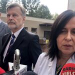 24.09.2019 Sandomierz. Wizyta Marka Balickiego w sandomierskim szpitalu. Na zdjęciu (od lewej): Marcin Marzec - burmistrz Sandomierza, Marek Balicki - pełnomocnik ministra zdrowia i Renata Mirowska-Masternak - ordynator oddziału psychiatrii / Grażyna Szlęzak-Wójcik / Radio Kielce