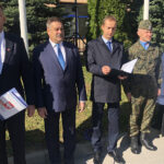 Sandomierz. Wacław Król patronem ronda przy ul. Baczyńskiego. Na zdjęciu (od lewej): Marcin Marzec - burmistrz Sandomierza, Wojciech Czerwiec - przewodniczący Rady Miasta Sandomierza, Wojciech Dumin - dyrektor SCK, płk. Artur Barański - dowódca Świętokrzyskiej Brygady Obrony Terytorialnej / Grażyna Szlęzak-Wójcik / Radio Kielce
