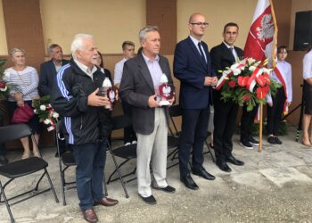 Uroczystości upamiętniające niemiecki nalot na stację kolejową. Na zdjęciu od lewej: Jerzy Niziałek, radny Andrzej Bolewski, wiceburmistrz Sandomierza Paweł Niedźwiedź, miejski radny Piotr Chojnacki / Grażyna Szlęzak-Wójcik / Radio Kielce