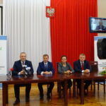 10.09.2019. Kunów. Podpisanie porozumienia miedzy gminą Kunów, a Wojewódzkim Funduszem Ochrony Środowiska i Gospodarki Wodnej w Kielcach. Na zdjęciu od lewej: Lech Łodej - burmistrz Kunowa, Ryszard Gliwiński - dyrektor Funduszu Ochrony Środowiska i Gospodarki Wodnej w Kielcach, wojewoda Agata Wojtyszek, senator Jarosław Rusiecki. / Emilia Sitarska / Radio Kielce