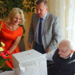 06.09.2019. Kosowice. Setne urodziny Antoniego Wójcika, żołnierza Armii Krajowej, ps. Tatar. Od lewej: Małgorzata Sobieraj - sekretarz gminy Bodzechów, Jerzy Murzyn - wójt Bodzechowa, Antoni Wójcik - jubilat / Emilia Sitarska / Radio Kielce