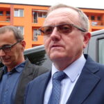 10.09.2019. Ostrowiec Św. Przekazanie nowego busa dla Warsztatów Terapii Zajęciowej Stowarzyszenia Szansa. Od lewej: Robert Rogala - kierownik WTZ Szansa, Andrzej Michalski - szef świętokrzyskiego oddziału PFRON / Radio Kielce