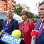 10.09.2019. Ostrowiec Św. Przekazanie nowego busa dla Warsztatów Terapii Zajęciowej Stowarzyszenia Szansa. Od lewej: Robert Rogala - kierownik WTZ Szansa, Andrzej Michalski - szef świętokrzyskiego oddziału PFRON, senator Jarosław Rusiecki, starosta ostrowiecki Marzena Dębniak, poseł Andrzej Kryj / Radio Kielce