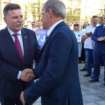 05.09.2019. Ostrowiec Św. Inauguracja kampanii wyborczej przez Andrzeja Kryja. Na zdjęciu: poseł Andrzej Kryj z burmistrzem Nowej Słupi Andrzejem Gąsiorem / Emilia Sitarska / Radio Kielce
