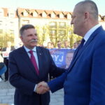 05.09.2019. Ostrowiec Św. Inauguracja kampanii wyborczej przez Andrzeja Kryja. Na zdjęciu: poseł Andrzej Kryj z burmistrzem Kunowa Lechem Łodejem / Emilia Sitarska / Radio Kielce