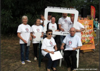 09.09.2019. Głowno. 12. Artystyczne Spotkania Seniorów „Czar Jesieni”. Na zdjęciu podopieczni Świętokrzyskiego Stowarzyszenia Pomocy Osobom z Chorobą Parkinsona w Kielcach / Anna Pluta, prezes Świętokrzyskiego Stowarzyszenia Pomocy Osobom z Chorobą Parkinsona w Kielcach