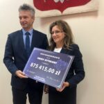 18.09.2019. Staszów. Wręczenie promes samorządowcom z powiatu staszowskiego na remonty dróg. Wójt Rytwian Grzegorz Forkasiewicz i wojewoda świętokrzyski Agata Wojtyszek / Grażyna-Szlęzak-Wójcik / Radio Kielce