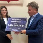 18.09.2019. Staszów. Wręczenie promes samorządowcom z powiatu staszowskiego na remonty dróg. Burmistrz Połańca Jacek Tarnowski i wojewoda świętokrzyski Agata Wojtyszek / Grażyna-Szlęzak-Wójcik / Radio Kielce