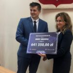 18.09.2019. Staszów. Wręczenie promes samorządowcom z powiatu staszowskiego na remonty dróg. Wójt Bogorii Marcin Adamczyk i wojewoda świętokrzyski Agata Wojtyszek / Grażyna-Szlęzak-Wójcik / Radio Kielce