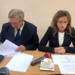 18.09.2019. Staszów. Wręczenie promes samorządowcom z powiatu staszowskiego na remonty dróg. Wojewoda świętokrzyski Agata Wojtyszek i starosta staszowski Józef Żółciak / Grażyna-Szlęzak-Wójcik / Radio Kielce