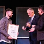 Przemysław Żmiejko odbierający nagrody / Teatr Lalki i Aktora w Wałbrzychu