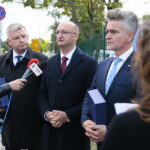 Kielce. 19.09.2019. Konferencja polityków PiS. Na zdjęciu od lewej: Jarosław Rusiecki – przewodniczący senackiej komisji Obrony Narodowej, Piotr Wawrzyk - wiceminister spraw zagranicznych, Krzysztof Słoń - senator / Wiktor Taszłow / Radio Kielce