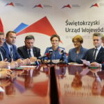 Kielce. 23.09.2019. Wręczenie promes na zadania związane z usuwaniem skutków klęsk żywiołowych. Na zdjęciu od lewej: Sylwester Chruszcz - poseł, Michał Cieślak  - poseł, Andrzej Kryj – poseł, Agata Wojtyszek – wojewoda świętokrzyski, Maria Zuba – poseł, Krzysztof Słoń – senator, Jarosław Rusiecki – senator / Wiktor Taszłow / Radio Kielce