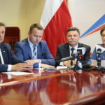 Kielce. Wręczenie promes na zadania związane z usuwaniem skutków klęsk żywiołowych. Na zdjęciu od lewej: Sylwester Chruszcz - poseł, Michał Cieślak  - poseł, Andrzej Kryj – poseł, Agata Wojtyszek – wojewoda świętokrzyski / Wiktor Taszłow / Radio Kielce