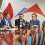 Kielce. 23.09.2019. Wręczenie promes na zadania związane z usuwaniem skutków klęsk żywiołowych. Na zdjęciu od lewej: Sylwester Chruszcz - poseł, Michał Cieślak  - poseł, Andrzej Kryj – poseł, Agata Wojtyszek – wojewoda świętokrzyski, Maria Zuba – poseł / Wiktor Taszłow / Radio Kielce