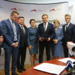 Kielce. 23.09.2019. Wręczenie promes na zadania związane z usuwaniem skutków klęsk żywiołowych. Na zdjęciu od lewej: Sylwester Chruszcz - poseł, Michał Cieślak  - poseł, Andrzej Kryj – poseł, Agata Wojtyszek – wojewoda świętokrzyski, Jarosław Jaworski - burmistrz Miasta i Gminy Wiślica, Maria Zuba – poseł, Krzysztof Słoń – senator, Jarosław Rusiecki – senator / Wiktor Taszłow / Radio Kielce