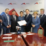 Kielce. 23.09.2019. Wręczenie promes na zadania związane z usuwaniem skutków klęsk żywiołowych. Na zdjęciu od lewej: Sylwester Chruszcz - poseł, Michał Cieślak  - poseł, Andrzej Kryj – poseł, Agata Wojtyszek – wojewoda świętokrzyski, Jarosław Jaworski - burmistrz Miasta i Gminy Wiślica, Maria Zuba – poseł, Krzysztof Słoń – senator, Jarosław Rusiecki – senator / Wiktor Taszłow / Radio Kielce