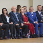 Kielce. 24.09.2019. Otwarcie Hali Sportowej przy III Liceum im. C. K. Norwida. Na zdjęciu od lewej: Marcin Stępniewski – radny, Monika Słoniewska – radna, Marian Kubik – radny, Anna Kibortt – radna, Sławomir Stachura – szef kancelarii Prezydenta Kielc, Bogdan Wenta – prezydent miasta Kielce, Jarosław Bukowski - radny / Wiktor Taszłow / Radio Kielce