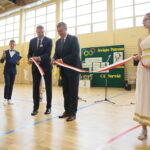 Kielce. 24.09.2019. Otwarcie Hali Sportowej przy III Liceum im. C. K. Norwida. Wstęgę przecina Bogdan Wenta – prezydent miasta Kielce, Andrzej Zdeb - dyrektor III LO / Wiktor Taszłow / Radio Kielce